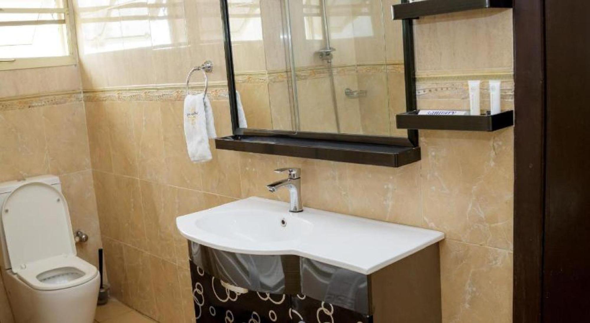 Room In Lodge - Apartment Royale Hotel-3 Bd Apartment Ikeja Exterior photo